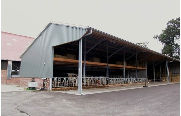 Machineberging rundveestal koeienstal opslag boerderij Overijssel Gelderland Drenthe erf aanpassing bewaarplaats