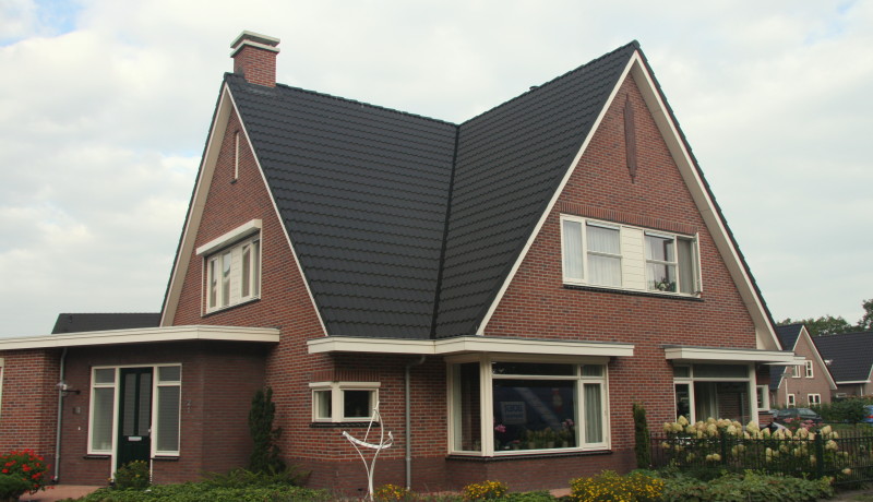 laagbouw woning met top in voorgevel 2/1 kap