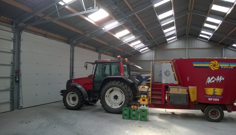 Machineberging rundveestal koeienstal opslag boerderij Overijssel Gelderland Drenthe erf aanpassing bewaarplaats